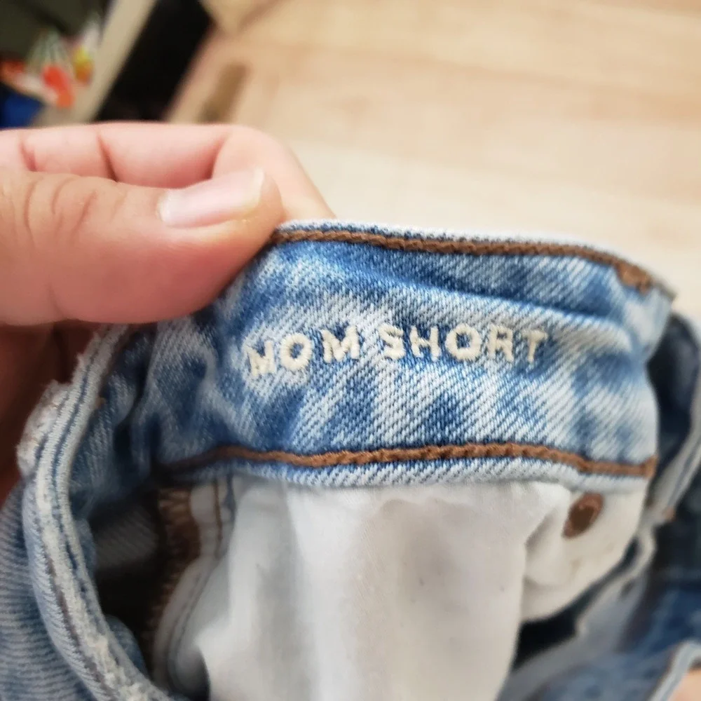 American Eagle Mom Short Women 0 Light Wash Distressed High Waisted Denim Shorts